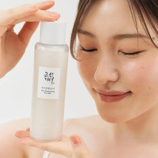 Beauty of Joseon Glow Replenishing Rice Milk 150 ml – flacon ținut lângă față
