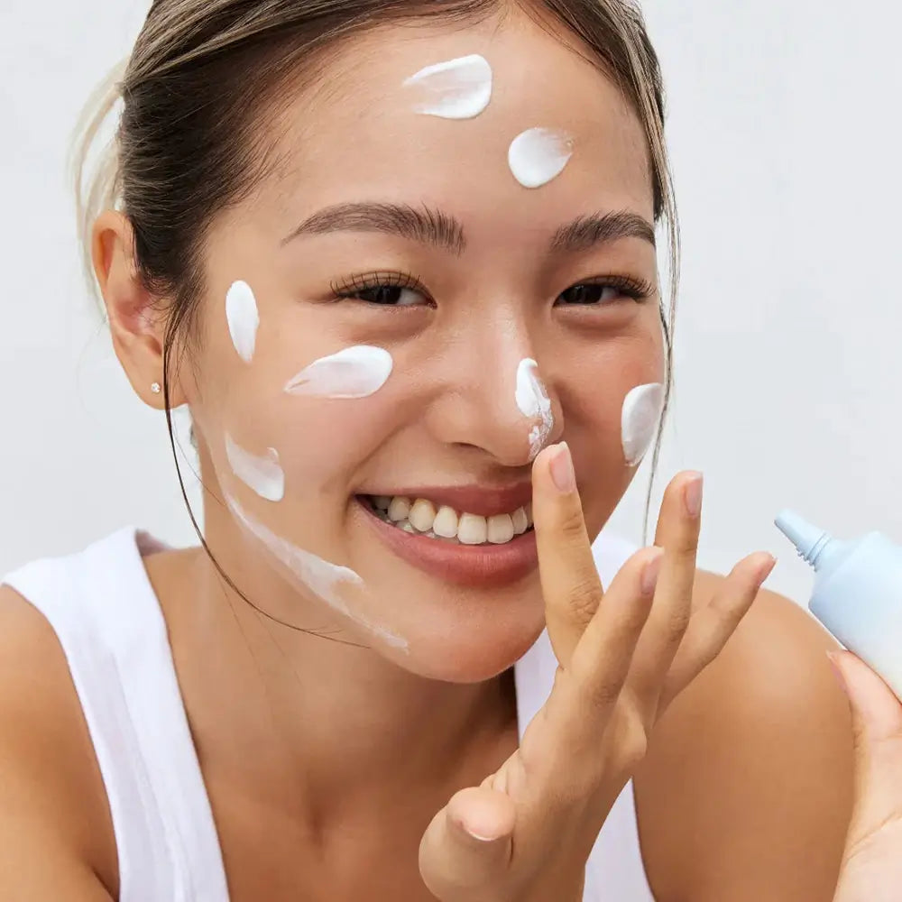 Aplicarea cremei Beauty of Joseon Relief Sun Aqua-Fresh Rice + B5 pe față