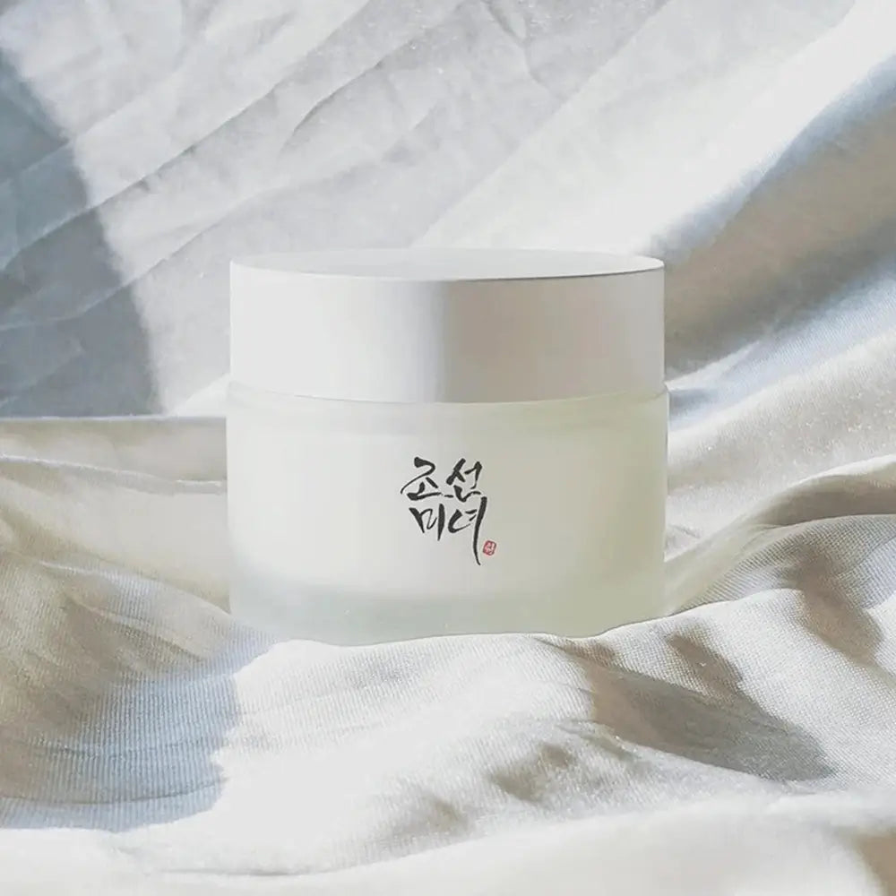Beauty of Joseon Dynasty Cream 50 ml – borcan alb pe un fundal textil deschis