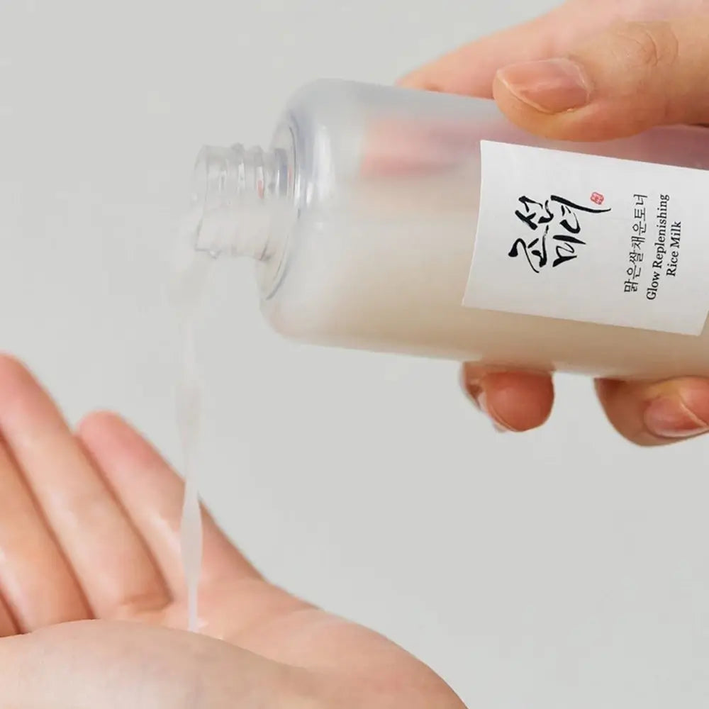 Dozarea tonerului Beauty of Joseon Glow Replenishing Rice Milk în palmă