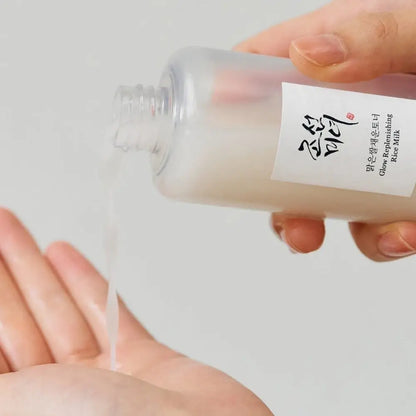 Dozarea tonerului Beauty of Joseon Glow Replenishing Rice Milk în palmă