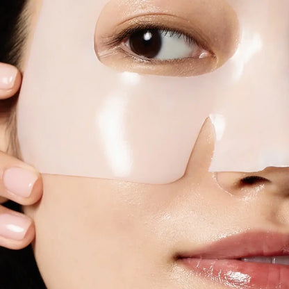 Aplicarea măștii hidrogel Biodance Bio-Collagen Real Deep Mask 34 g pe față