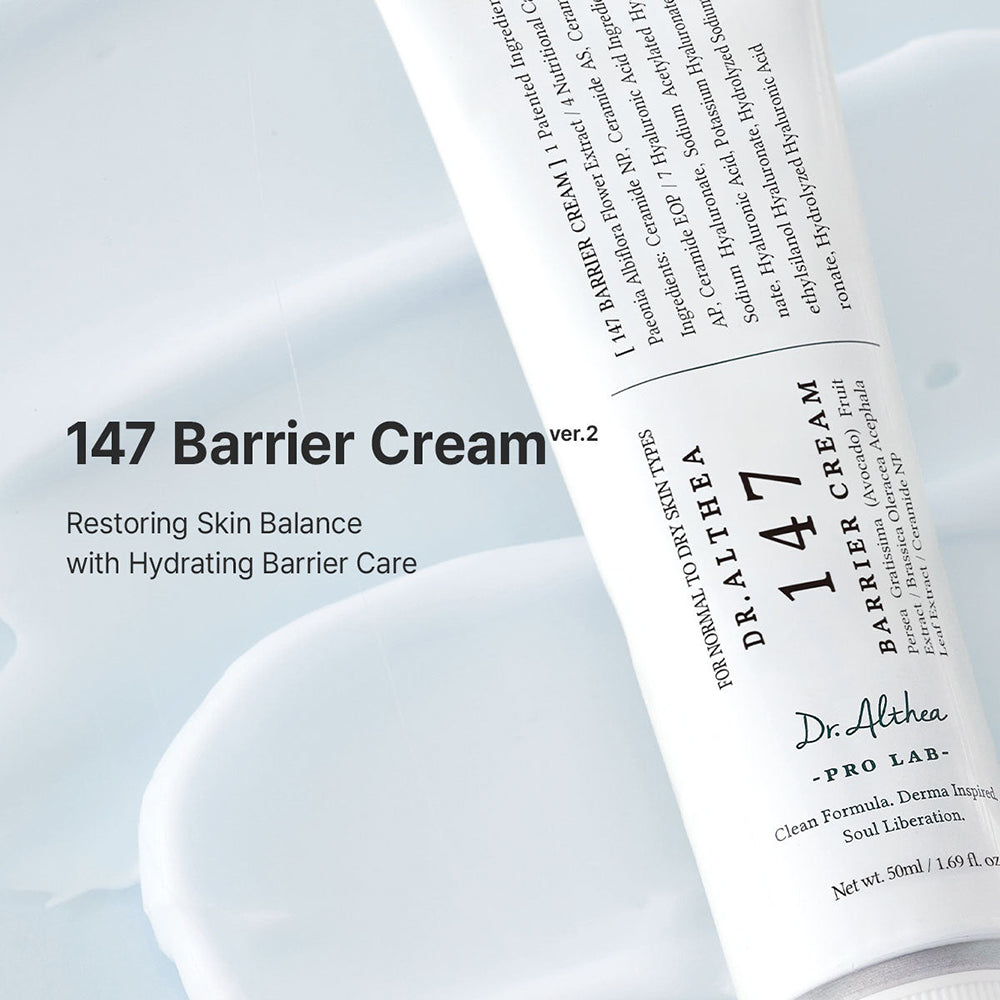 Dr. Althea 147 Barrier Cream 50 ml – tub și textura cremei pe fundal albastru deschis