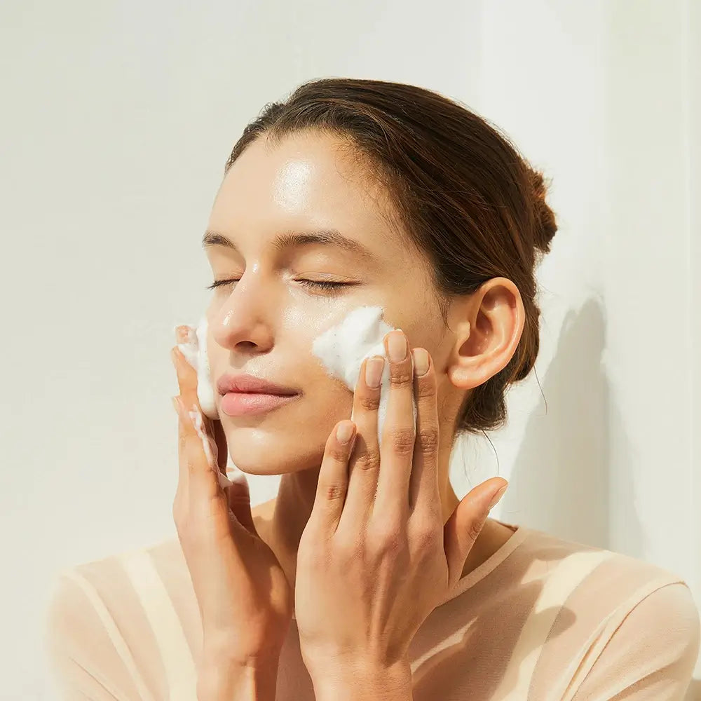 Aplicarea spumei de curățare SKIN1004 Madagascar Centella Ampoule Foam pe față