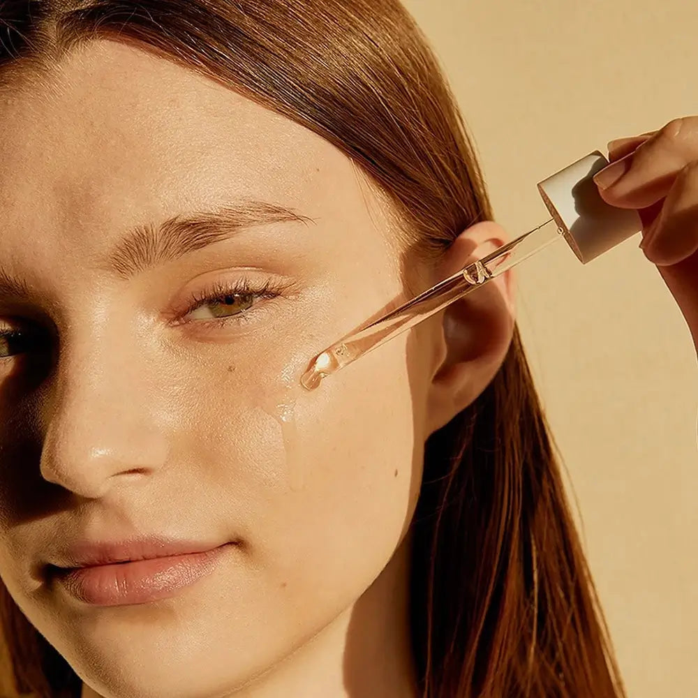 SKIN1004 Centella Ampoule – aplicarea serului pe obraz cu pipeta
