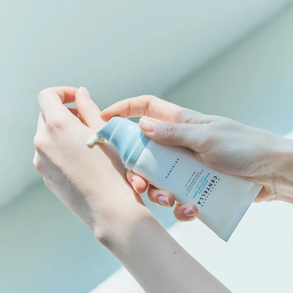 SKIN1004 Hyalu-Cica Water-Fit Sun Serum – dozarea cremei pe mână