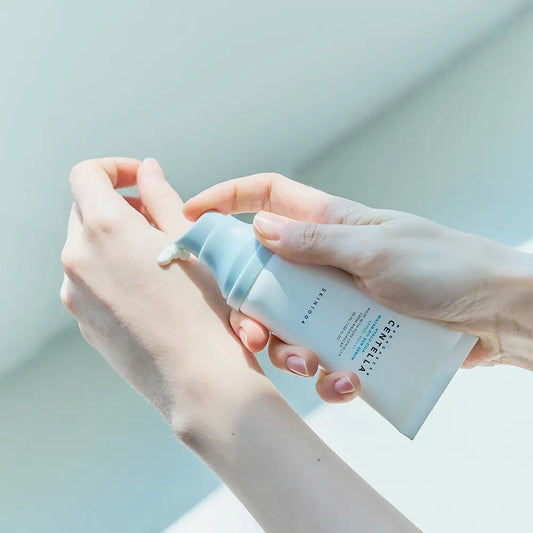 SKIN1004 Hyalu-Cica Water-Fit Sun Serum – dozarea cremei pe mână